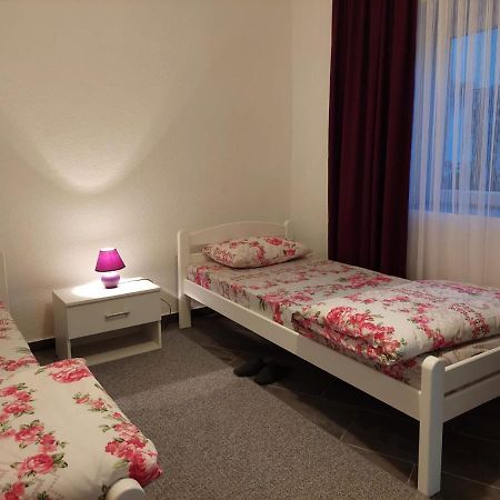 Apartman Amelaa Kulen Vakuf Esterno foto