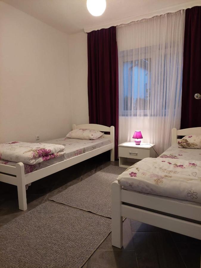 Apartman Amelaa Kulen Vakuf Esterno foto