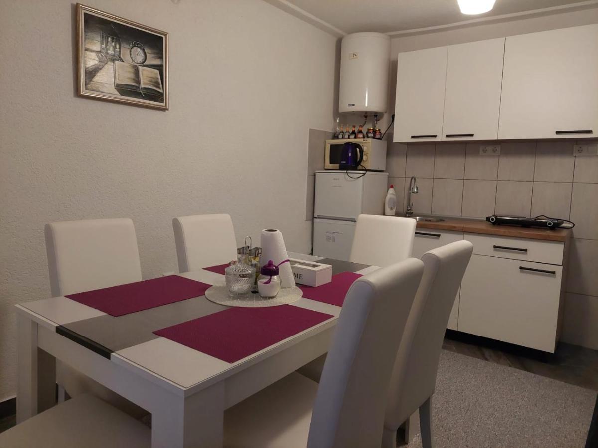 Apartman Amelaa Kulen Vakuf Esterno foto