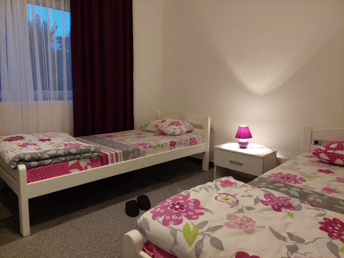 Apartman Amelaa Kulen Vakuf Esterno foto