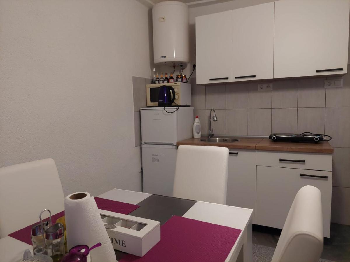 Apartman Amelaa Kulen Vakuf Esterno foto