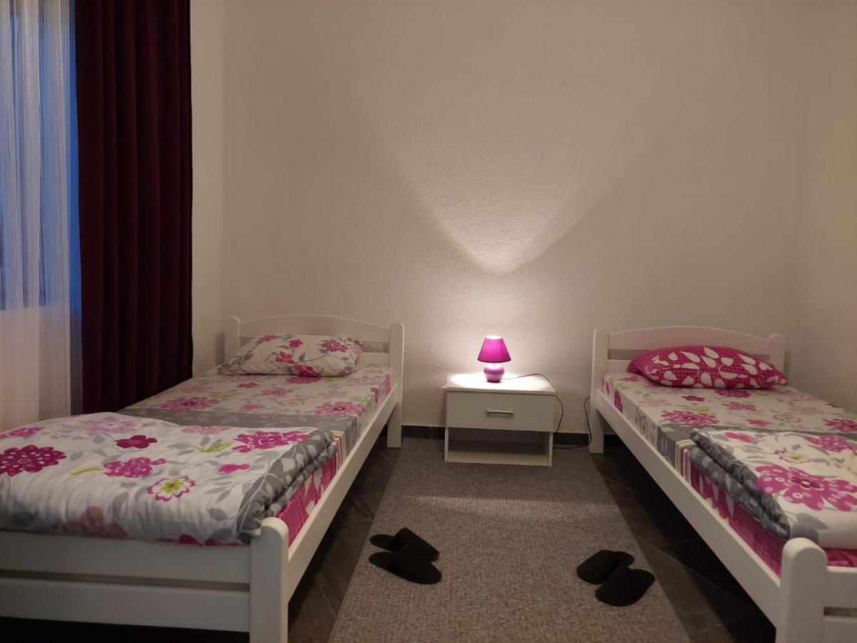 Apartman Amelaa Kulen Vakuf Esterno foto